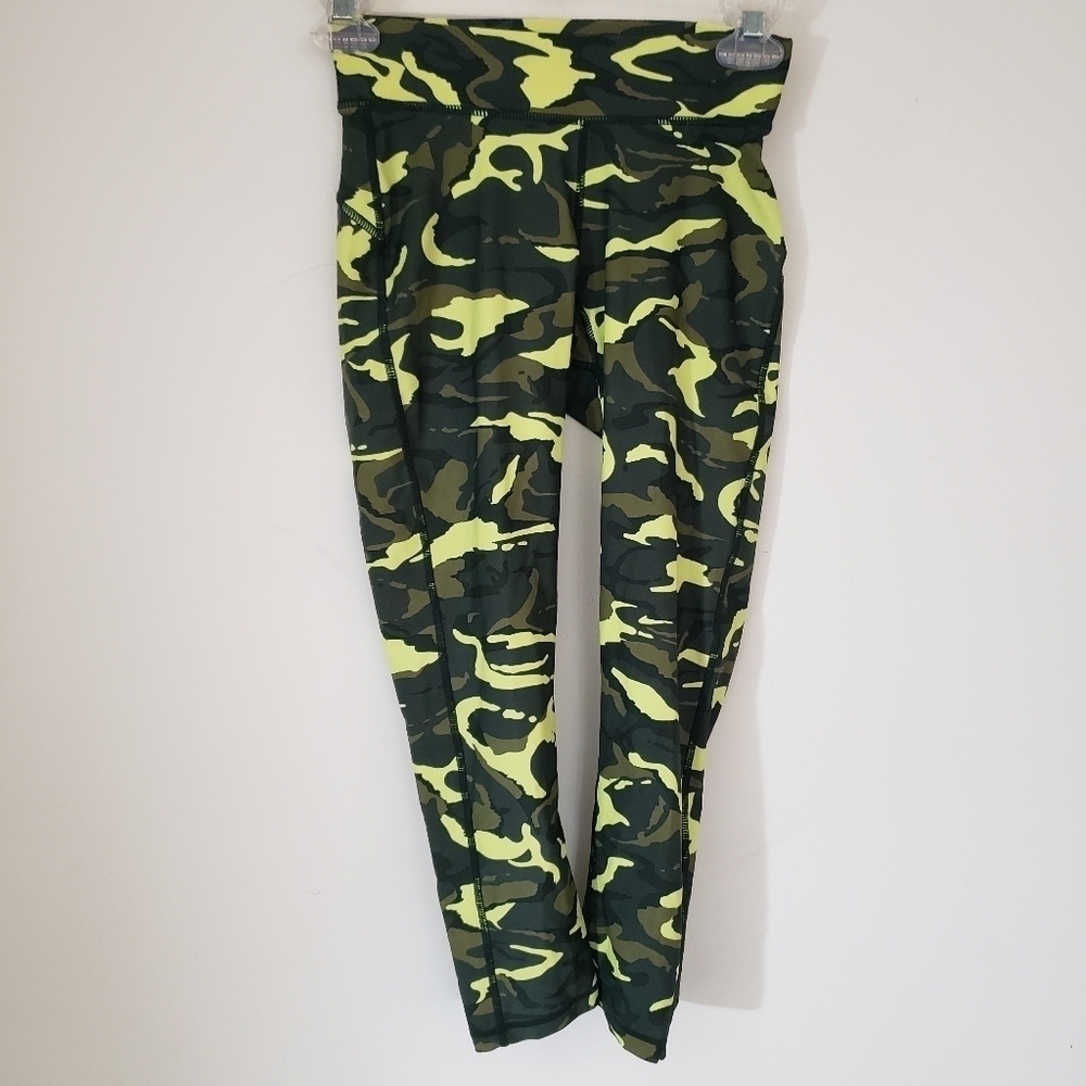 Human Performance Engineering Camo Print Capri Le… - image 10